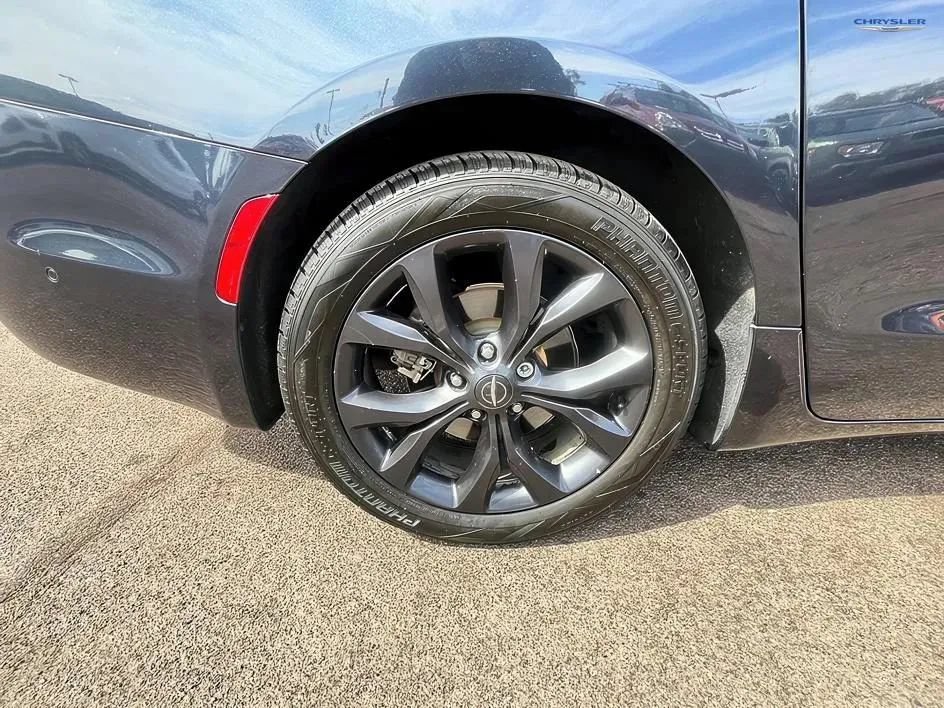 Used 2019 Chrysler Pacifica Touring-L w/ Advanced Safetytec Group FWD image 23