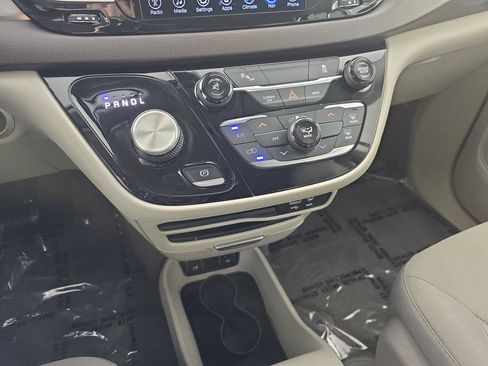 Used 2017 Chrysler Pacifica Touring w/ Tire & Wheel Group FWD image 28
