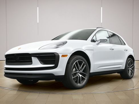 Certified 2026 Porsche Macan AWD/4WD image 28