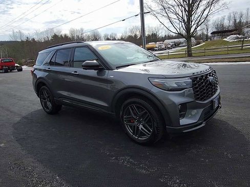 Used 2025 Ford Explorer ST-Line w/ ST-Line Street Pack image 2