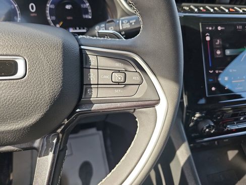 Used 2023 Jeep Grand Cherokee Laredo w/ Luxury Tech Group I image 19