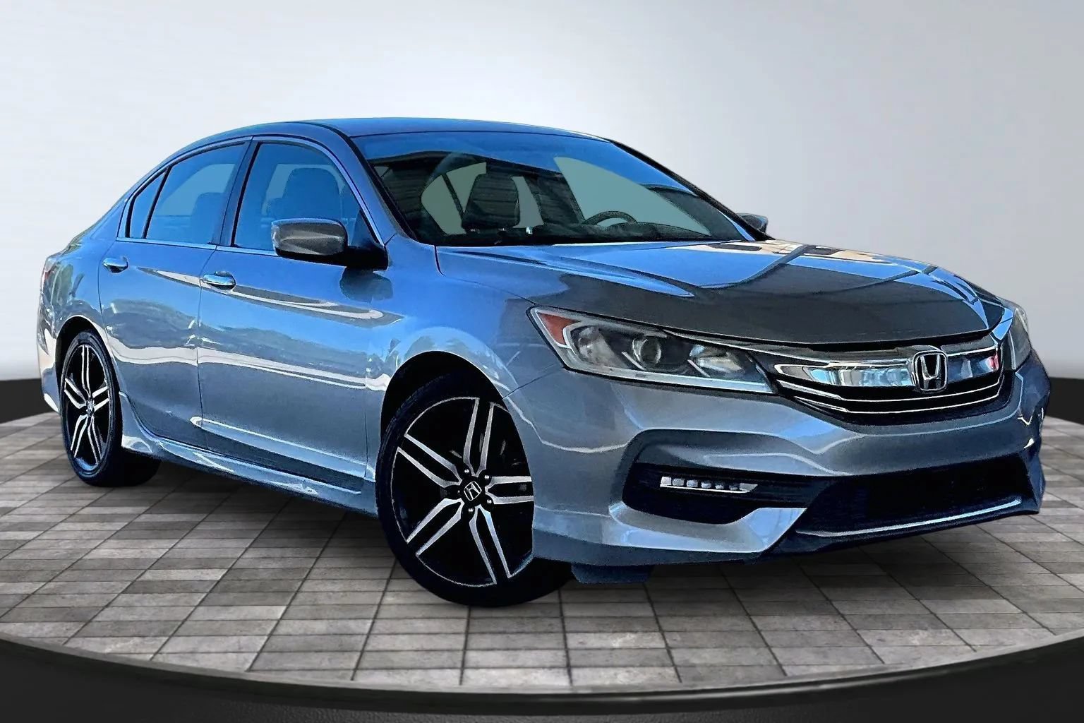 Used 2017 Honda Accord Sport image 3