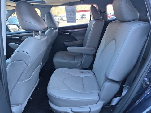 Used 2023 Toyota Highlander L image 16