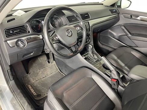 Used 2018 Volkswagen Passat 2.0T SE FWD image 3