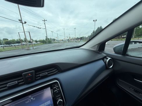 Used 2025 Nissan Versa SV FWD image 33
