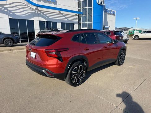 Used 2024 Chevrolet Trax RS w/ Sunroof Package image 2