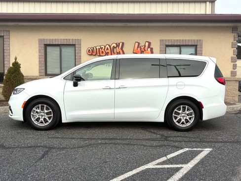 Used 2024 Chrysler Pacifica Touring-L image 38