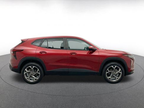 Used 2025 Chevrolet Trax LT FWD image 11