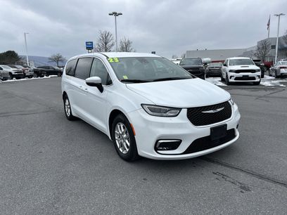 Used 2023 Chrysler Pacifica Touring-L