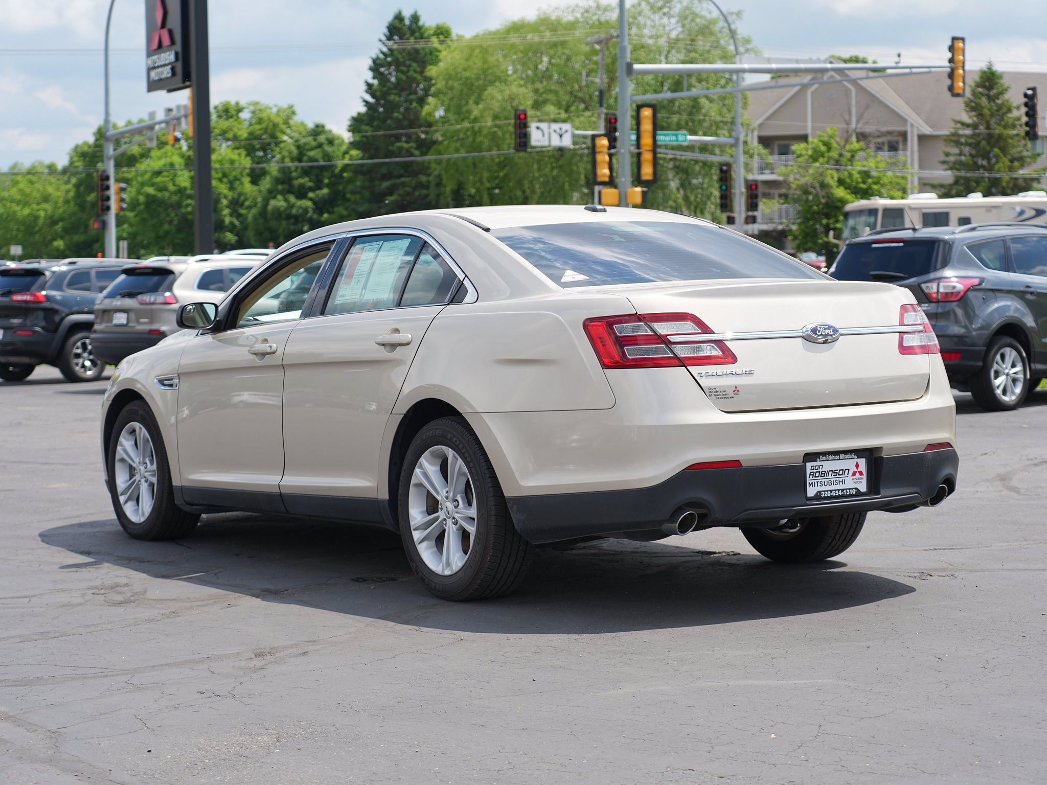 Used 2018 Ford Taurus SE FWD image 6