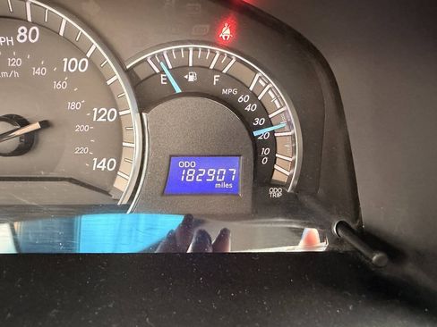 Used 2012 Toyota Camry SE w/ Leather Pkg FWD image 8