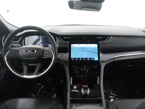 Used 2025 Jeep Grand Cherokee Limited w/ Black Appearance Package image 16