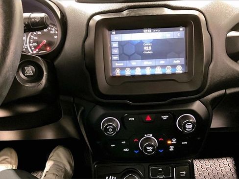 Used 2019 Jeep Renegade Latitude w/ Cold Weather Group image 15