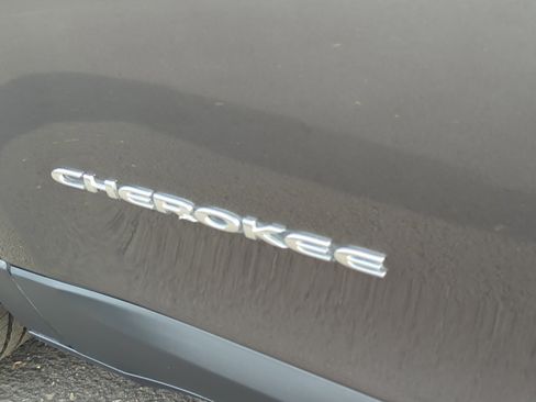 Used 2018 Jeep Cherokee Limited image 22