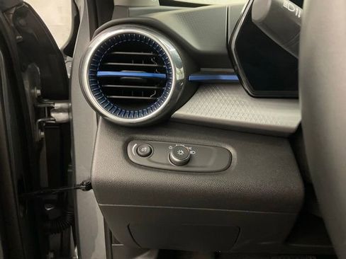 Used 2025 Chevrolet Trax LT w/ LT Convenience Package FWD image 14