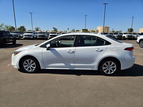 Used 2022 Toyota Corolla LE FWD image 2