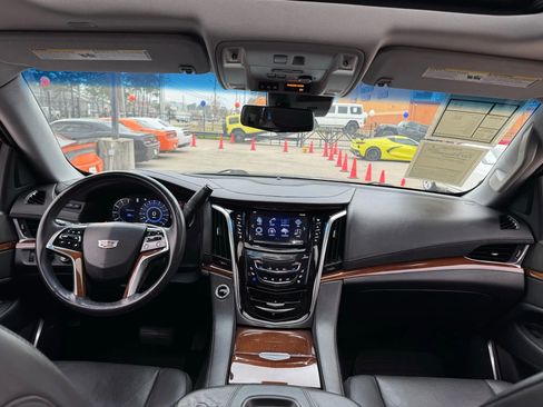 Used 2017 Cadillac Escalade Luxury image 28