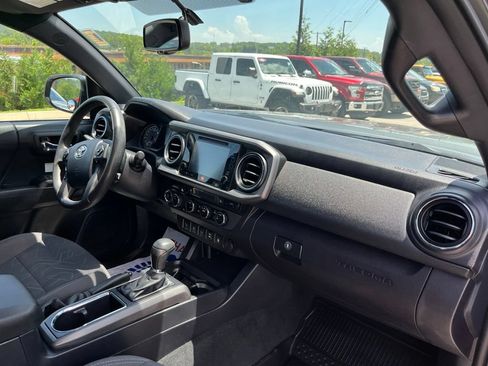 Used 2017 Toyota Tacoma TRD Off-Road AWD/4WD image 12