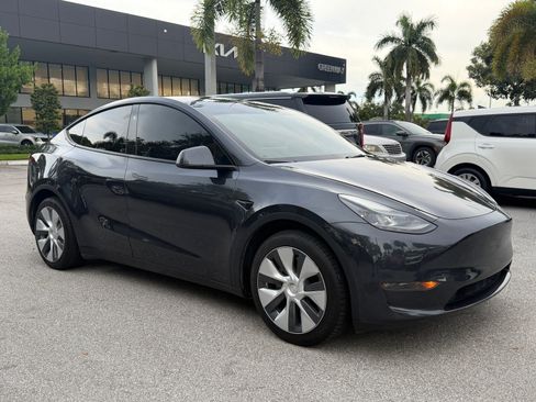 Used 2024 Tesla Model Y Long Range AWD/4WD image 1