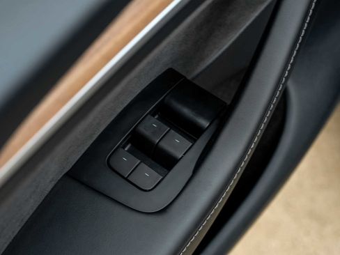 Used 2024 Tesla Model Y 2WD image 43