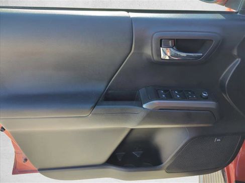 Used 2018 Toyota Tacoma TRD Sport AWD/4WD image 9