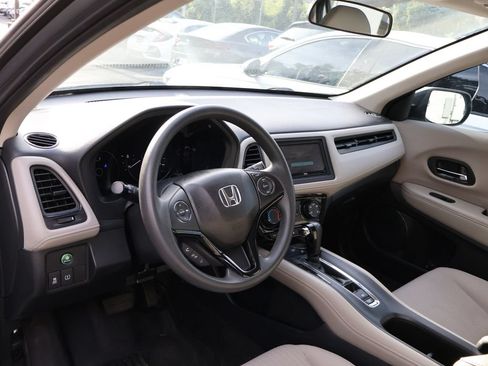 Used 2018 Honda HR-V LX image 9