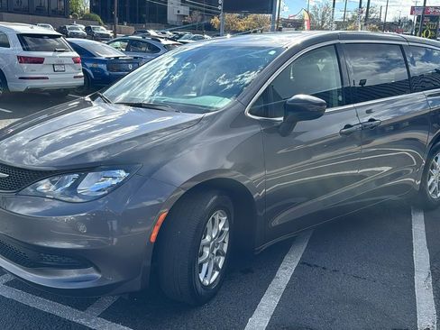 Used 2023 Chrysler Voyager LX image 7