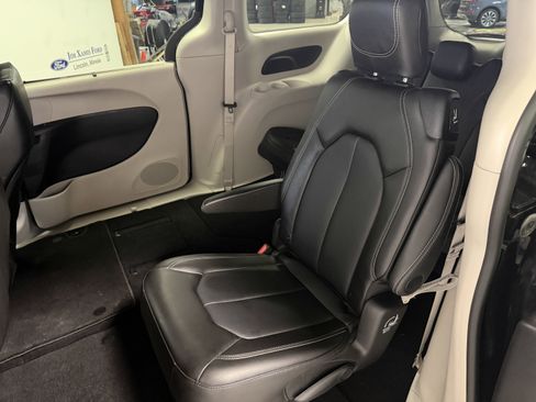 Used 2024 Chrysler Pacifica Touring-L image 22