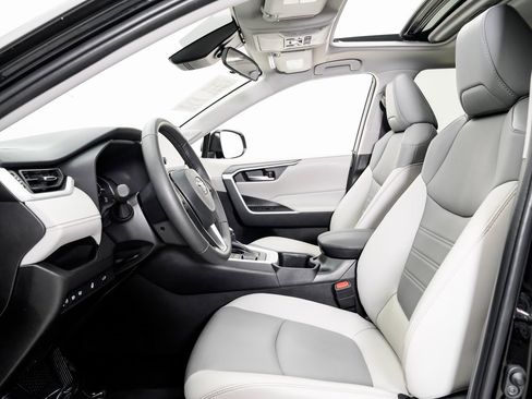 Used 2025 Toyota RAV4 XLE Premium image 6