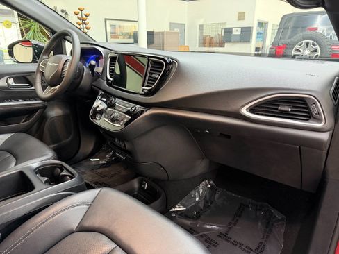 Used 2025 Chrysler Pacifica Select FWD image 17