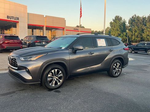 Used 2022 Toyota Highlander XLE image 2