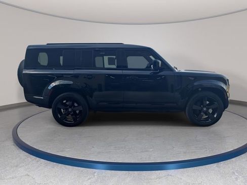Used 2025 Land Rover Defender 130 X-Dynamic SE image 4