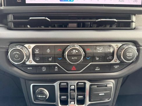Used 2025 Jeep Wrangler Unlimited Sahara AWD/4WD image 25