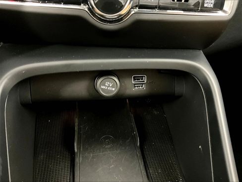 Used 2019 Volvo XC40 T5 Momentum AWD/4WD image 16
