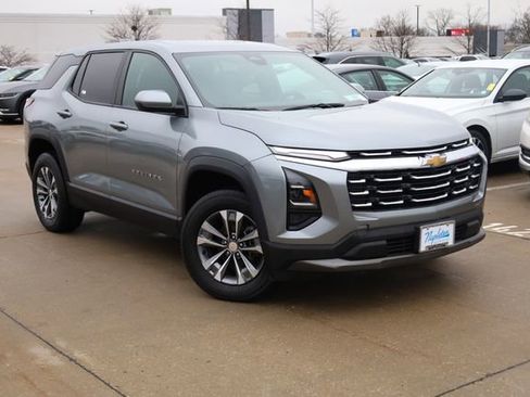 Used 2025 Chevrolet Equinox LT image 2