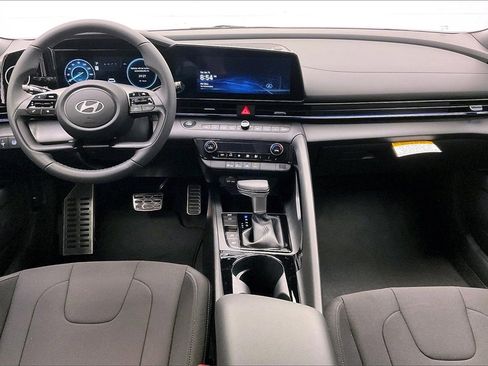 Certified 2025 Hyundai Elantra SEL image 5