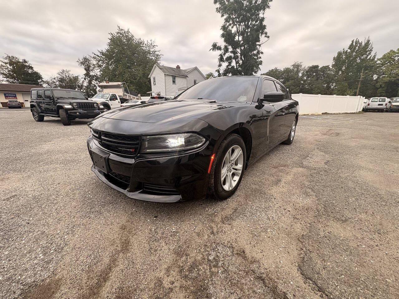 Used 2023 Dodge Charger SXT RWD image 2