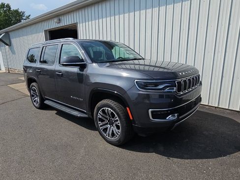 Used 2022 Jeep Wagoneer Series III w/ Rear Seat Entertainment Group AWD/4WD image 3