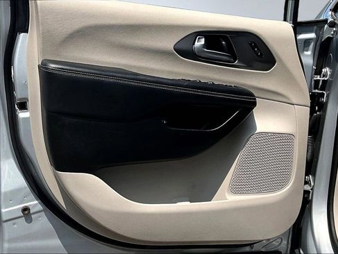 Used 2023 Chrysler Pacifica Touring-L FWD image 20