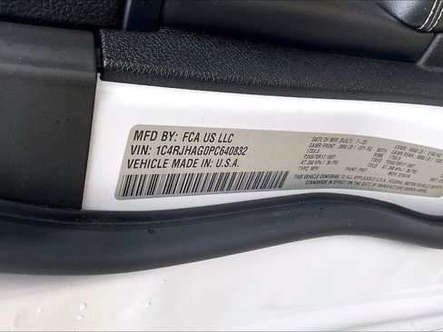 Used 2023 Jeep Grand Cherokee Laredo image 29