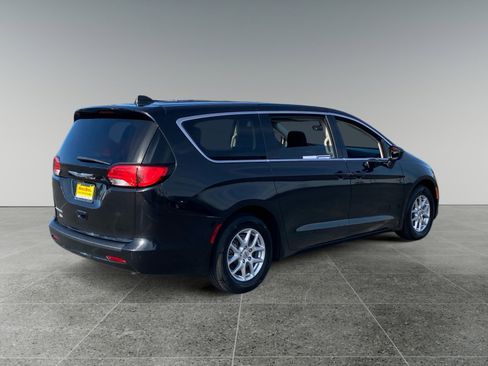 Used 2023 Chrysler Voyager LX FWD image 5