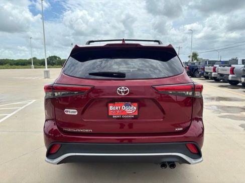 Used 2022 Toyota Highlander XSE FWD image 4