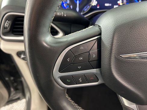 Used 2022 Chrysler Pacifica Touring-L FWD image 16