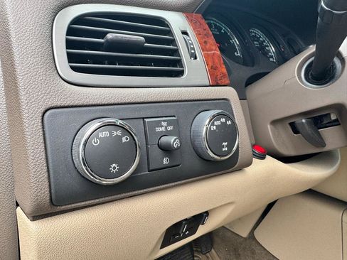 Used 2013 Chevrolet Avalanche LTZ image 16