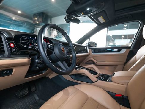 Certified 2024 Porsche Cayenne AWD/4WD image 4