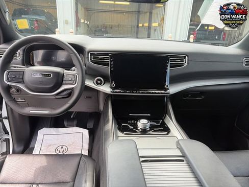 Used 2025 Jeep Wagoneer 4WD image 12