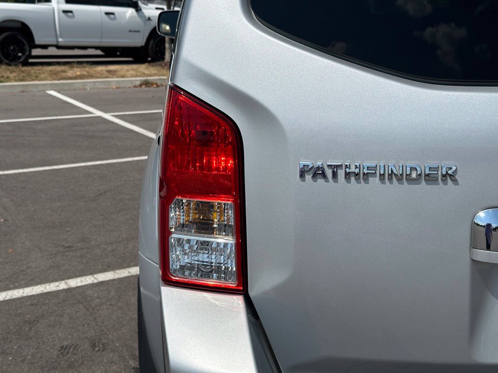 Used 2012 Nissan Pathfinder LE RWD image 42