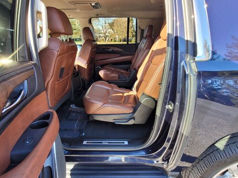 Used 2019 Cadillac Escalade ESV Luxury image 18