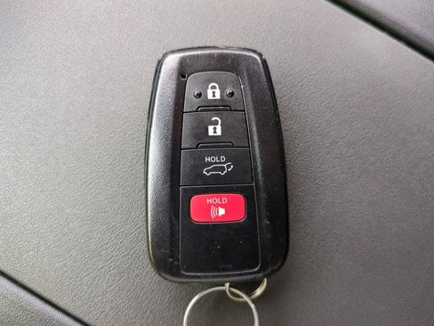 Used 2023 Toyota Highlander XLE FWD image 28