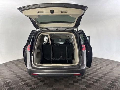 Used 2023 Chrysler Pacifica Touring-L image 19